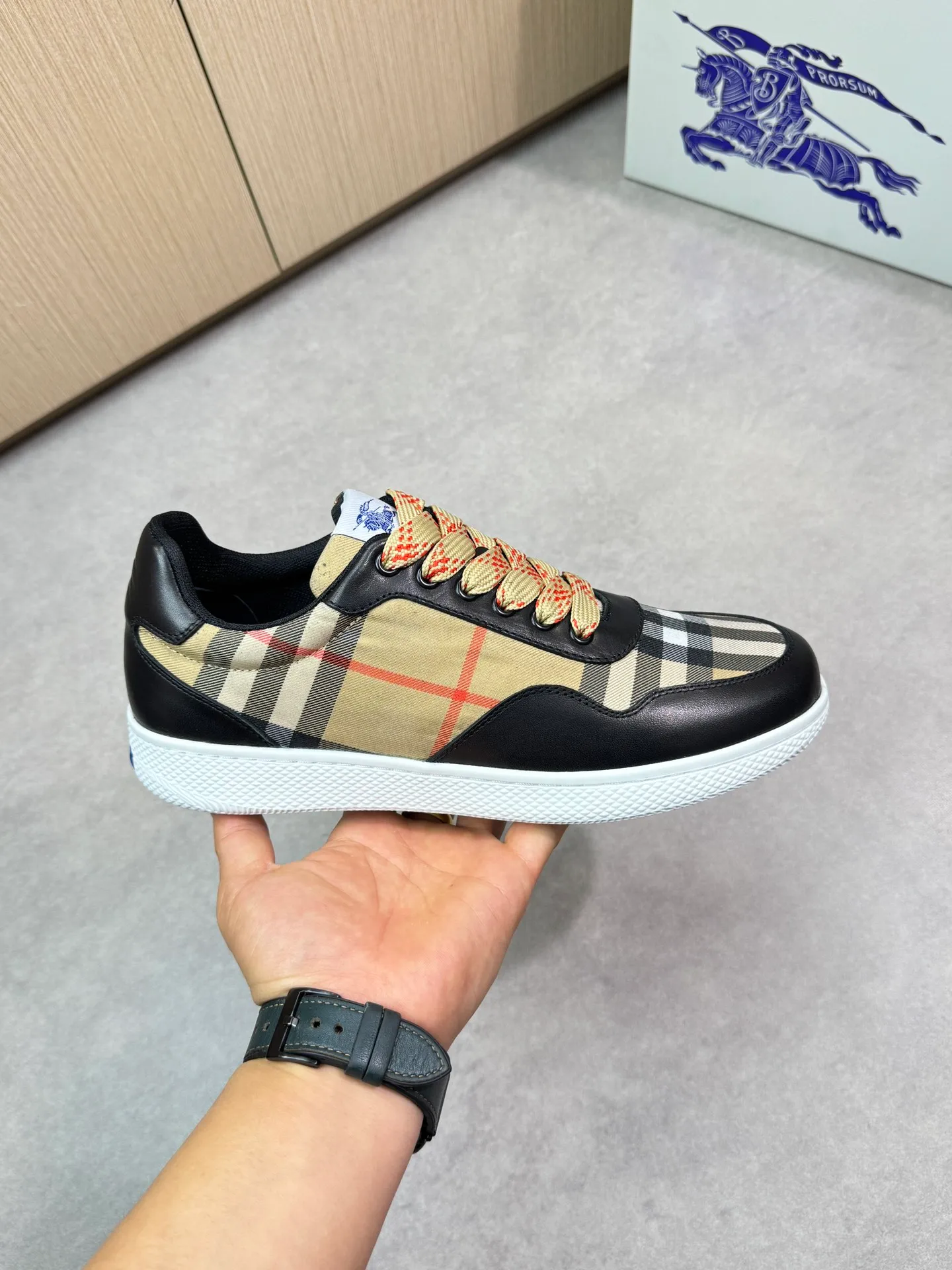 P400 [BURBERRY] Burberry casual sports sneakers - Upper: imported 🔝 Napa calfskin, brand totem cloth, tongue brand cloth label - Lining: brand canvas, foot pad; water-dyed cowhide - Outsole: ultra-light TPR rubber; two-color molded outsole - Super high quality control, fine workmanship: highlighted (high-end, luxury, grade) -Size : 38-44 (Male 45, can be customized)·BBR0372